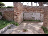 07823 ostia - regio iv - insula i - campo della magna mater - tempio di bellona (iv,i,4) - detail - suedwestwand - 06-2024.jpg